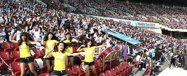 2011년 두산-LG전이 열리는 잠실구장 두산 응원석. 경향신문 DB