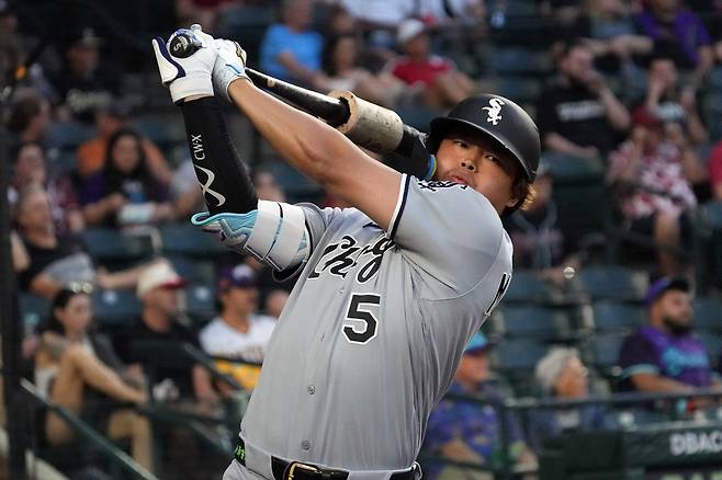 시카고화이트삭스 무라카미가 23일 애리조나전에서 타석에 들어서기 전 스윙을 하고 있다. Imagn Images연합뉴스