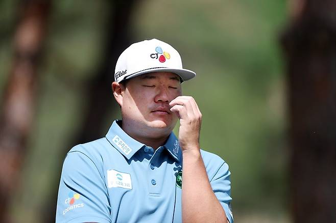 임성재가 23일 경기 파주시 서원밸리 컨트리클럽에서 열린 KPGA 투어 우리금융 챔피언십 1라운드 도중 3번 홀에서 피곤한 모습을 보이고 있다. KPGA 제공