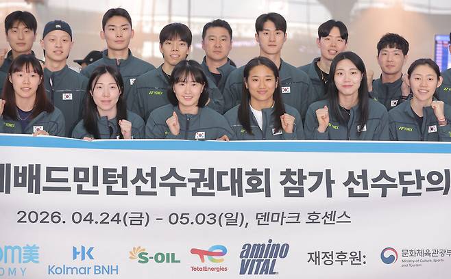 ▲ 한국 여자 배드민턴 대표팀은 이번 우버컵에서 강력한 우승후보로 거론되고 있다. \'셔틀콕 여제\' 안세영(앞줄 왼쪽에서 네 번째)이 주축을 이룬 단식 경쟁력이 세계 최정상급인 데다 복식 전력 또한 만만치 않기 때문이다.&nbsp;BWF 또한 올해 우버컵 프리뷰에서 중국을 가장 강력한 금메달 후보로 지목했고 한국을 제일 위협적인 대항마로 꼽았다. ⓒ 연합뉴스