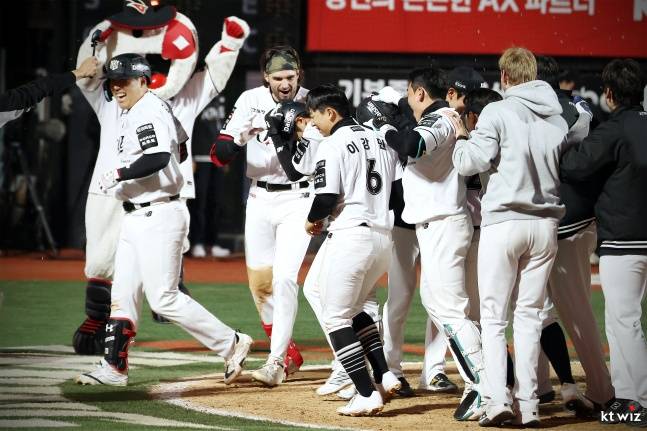 KT 김민혁이 21일 수원 KT전 연장 11회말 1사에서 우월 솔로포를 치고 축하받았다. /사진=KT 위즈 제공