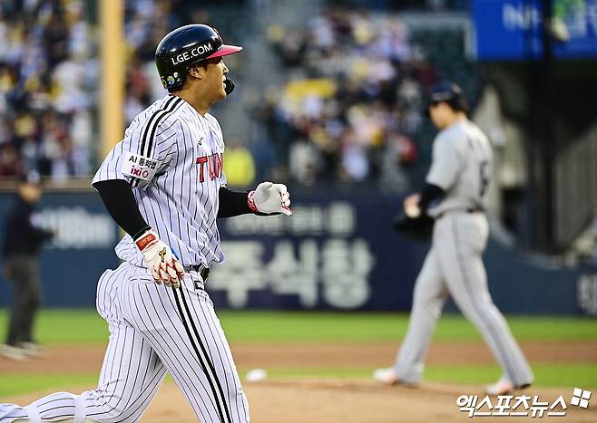 22일 오후 서울 송파구 잠실야구장에서 열린 '2026 신한 SOL Bank KBO리그' 한화 이글스와 LG 트윈스의 경기, 2회말 2사 1루 LG 송찬의가 한화 선발투수 왕옌청 상대로 선제 투런 홈런을 때려내고 있다. 잠실, 박지영 기자