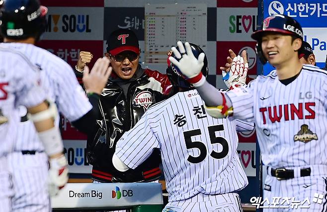 22일 오후 서울 송파구 잠실야구장에서 열린 '2026 신한 SOL Bank KBO리그' 한화 이글스와 LG 트윈스의 경기, 2회말 2사 1루 LG 송찬의가 한화 선발투수 왕옌청 상대로 선제 투런 홈런을 때려낸 뒤 더그아웃에서 염경엽 감독의 축하를 받고 있다. 잠실, 박지영 기자