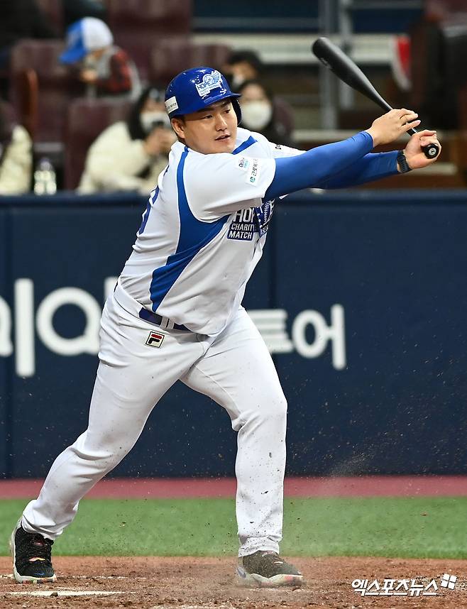 미국프로야구 메이저리그(MLB)에서 뛰었던 최지만이 프로야구 시민구단 울산 웨일즈 유니폼을 입는다. 연합뉴스에 따르면 울산은 오는 27일 오후 4시 울산문수구장에서 최지만의 입단 계약 체결 및 입단식을 개최한다고 23일 밝혔다. 계약조건은 다른 국내 선수들과 같은 연봉 3천만원, 계약기간은 1년이다. 최지만은 MLB에서 8시즌을 뛰는 동안 통산 525경기 1567타수 367안타 타율 0.234, 67홈런, 238타점, 6도루, 출루율 0.338, 장타율 0.426을 기록하며 추신수에 이어 한국인 메이저리거 홈런 부문 역대 2위에 올랐다. 엑스포츠뉴스DB