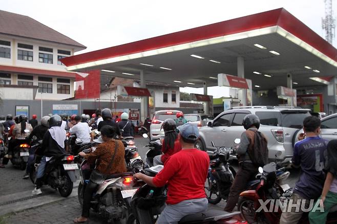 주유를 위해 기다리고 있는 인도네시아 오토바이 운전자들 [신화=연합뉴스 자료사진. 재판매 및 DB 금지]