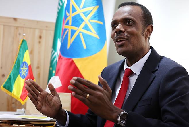 '한국은 혈맹' 연합뉴스와 인터뷰하는 두카모 주한 에티오피아 대사 (서울=연합뉴스) 김주형 기자 = 두카모 대사는 22일 서울 성북구 주한 에티오피아 대사관에서 1시간가량 진행된 연합뉴스와 인터뷰에서 한국을 '혈맹'(blood alliance)이라고 부르며 양국 관계를 강화해 나가자고 말했다. 2026.4.23  kjhpress@yna.co.kr