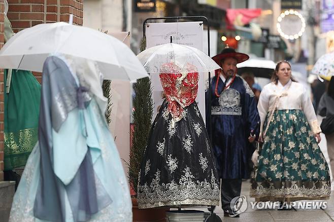 한복에 씌워진 우산 (서울=연합뉴스) 김성민 기자 = 서울에 비가 내린 20일 서울 종로구 경복궁 인근 한 한복 대여 업체 마네킹에 우산이 씌워져 있다. 2026.4.20 ksm7976@yna.co.kr