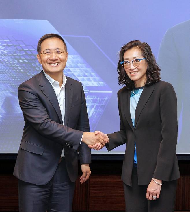 맥킨지, 구글 클라우드 손잡고 기업 AI전환 전방위 지원 송승헌 맥킨지 한국오피스 대표(왼쪽)와 루스 선 구글 클라우드 코리아 사장(오른쪽)이 파트너십 발표 후 만나 악수하고 있다. [맥킨지 제공. 재판매 및 DB 금지]