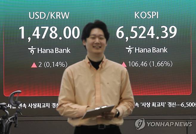 코스피, 장중 6500 돌파 (서울=연합뉴스) 박동주 기자 = 코스피가 장중 6500을 돌파한 23일 서울 중구 하나은행 딜링룸에서 직원들이 업무를 보고 있다. 2026.4.23 pdj6635@yna.co.kr