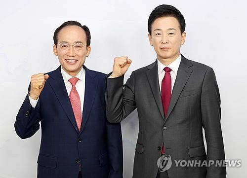 국민의힘 대구시장 경선 토론회     (대구=연합뉴스) 김현태 기자 = 19일 열린 '제9회 전국동시지방선거 국민의힘 대구광역시장 경선 비전토론회'에서 추경호(왼쪽) 후보와 유영하 후보가 토론회 시작에 앞서 기념 촬영을 하고 있다. 2026.4.19
    mtkht@yna.co.kr