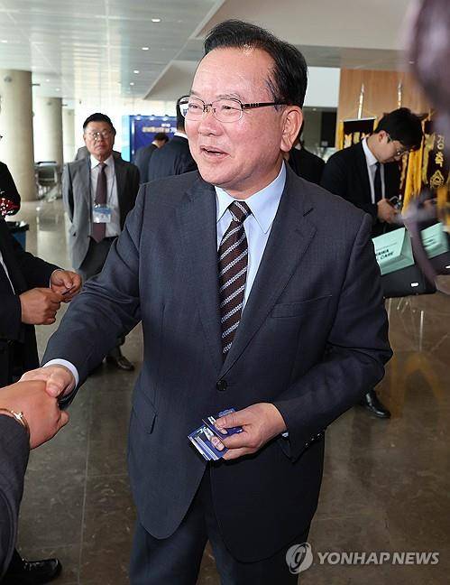 정보통신업계 관계자들과 인사하는 김부겸     (대구=연합뉴스) 김현태 기자 = 더불어민주당 김부겸 대구시장 예비후보가 22일 대구 북구 IM뱅크 제2본점에서 열린 정보통신의날 기념행사에서 참석자들과 인사하고 있다. 2026.4.22
    mtkht@yna.co.kr