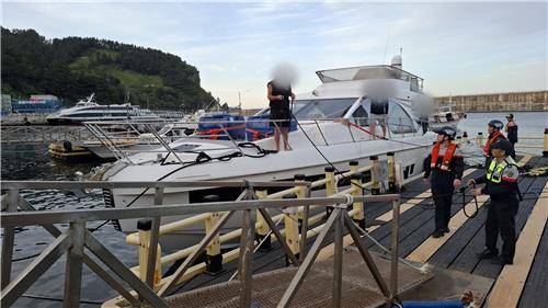 울릉도 저동항으로 긴급 피난한 러시아 요트 [동해해경 제공. 재판매 및 DB 금지]