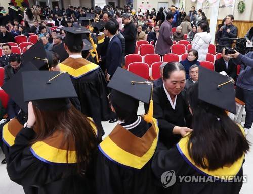 북한배경학생을 위해 설립된 한겨레 중·고등학교 졸업식 [연합뉴스 자료사진. 기사 내용과 직접 관련은 없음]