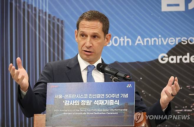 답사하는 대니얼 루리 샌프란시스코 시장 (서울=연합뉴스) 최재구 기자 = 대니얼 루리 샌프란시스코 시장이 23일 서울시청에서 열린 서울-샌프란시스코 친선결연 50주년 기념 '감사의 정원' 석재기증식에서 오세훈 서울시장의 감사 인사에 답사하고 있다. 2026.4.23 jjaeck9@yna.co.kr