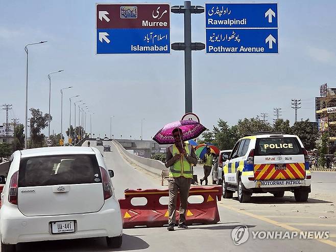 이슬라마바드로 향하는 화물차 단속하는 경찰 (라와트[파키스탄]=연합뉴스) 손현규 특파원 = 미국과 이란의 2차 종전 회담이 사실상 무산된 가운데 22일(현지시간) 오후 파키스탄 펀자브주 라와트에서 정부 방침에 따라 화물차 운행이 통제되고 있다. 2026.4.23 son@yna.co.kr