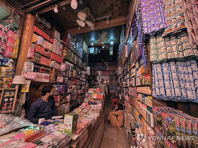 손님 없어 쉬는 파키스탄 상인들 (라왈핀디[파키스탄]=연합뉴스) 손현규 특파원 = 미국과 이란의 2차 종전 회담이 사실상 무산된 가운데 22일(현지시간) 오후 파키스탄 펀자브주 라왈핀디에 있는 대형 전통시장인 '라자 바자르'에 손님이 없어 상인들이 가게에서 쉬고 있다. 2026.4.23 son@yna.co.kr