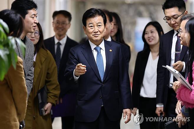 정동영 장관, 박인준 한국종교인평화회의 대표회장 예방 (서울=연합뉴스) 윤동진 기자 = 정동영 통일부 장관이 23일 서울 종로 수운회관에서 박인준 한국종교인평화회의(KCRP) 대표회장 예방을 위해 이동하고 있다. 2026.4.23 mon@yna.co.kr