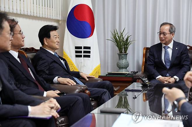 정동영 장관, 박인준 한국종교인평화회의 대표회장 예방 (서울=연합뉴스) 윤동진 기자 = 정동영 통일부 장관이 23일 서울 종로 수운회관에서 박인준 한국종교인평화회의(KCRP) 대표회장을 예방하고 있다. 2026.4.23 mon@yna.co.kr