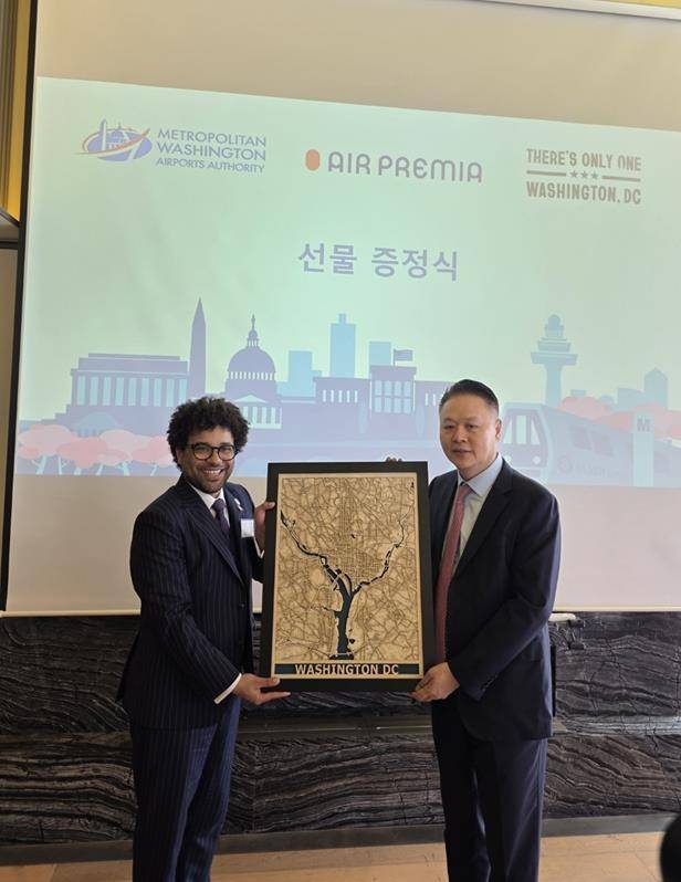 폴 밥슨 메트로폴리탄 워싱턴 공항청 부사장이 23일 열린 취항 기념식에서 유명섭 에어프레미아 대표이사에 워싱턴 모형 기념물을 선물하고 있다. [사진/성연재 기자]