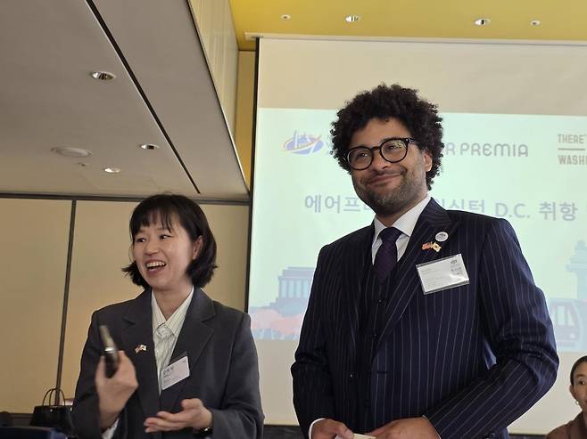 폴 밥슨 메트로폴리탄 워싱턴 공항청 부사장이 23일 열린 취항 기념식에서 기자들의 질문에 답하고 있다. [사진/성연재 기자]