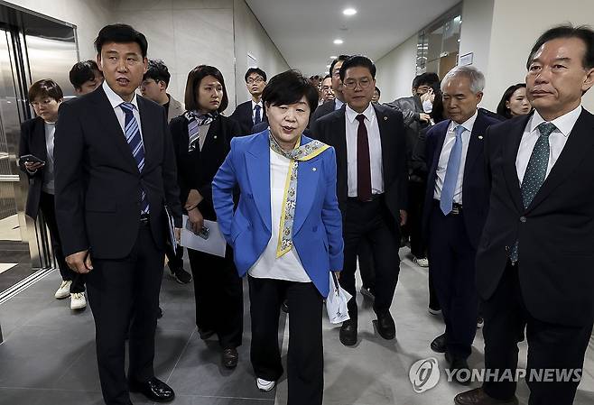 윤석열 정권 정치검찰 조작기소 의혹 사건 진상규명 국정조사특별위원회 (서울=연합뉴스) 서영교 위원장 등 위원들이 23일 서울 종로구 감사원에서 열린 '윤석열 정권 정치검찰 조작기소 의혹 사건 진상규명 국정조사특별위원회' 현장조사를 위해 이동하고 있다. 2026.4.23 [국회사진기자단] photo@yna.co.kr