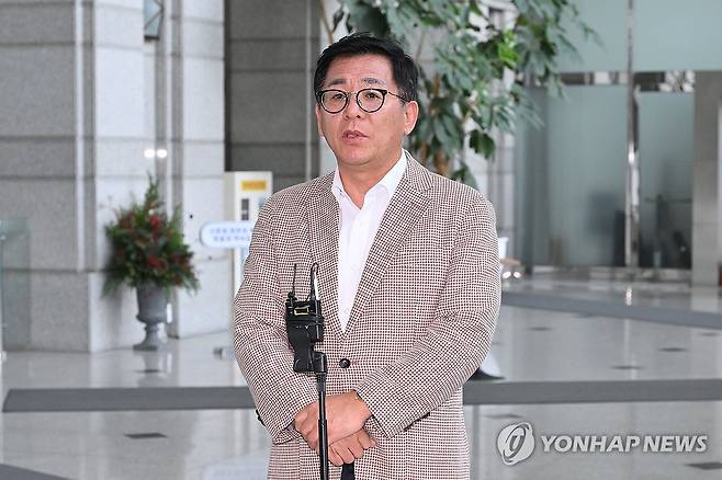 브리핑하는 국민의힘 이상휘 의원 (서울=연합뉴스) 국민의힘 이상휘 의원이 23일 서울 여의도 금융감독원에서 열린 윤석열 정권 정치검찰 조작기소 의혹 사건 진상규명 국정조사특별위원회 쌍방울그룹 주가 조작 무마 의혹 관련 현장조사 후 취재진에게 브리핑하고 있다. 2026.4.23 [국회사진기자단] photo@yna.co.kr