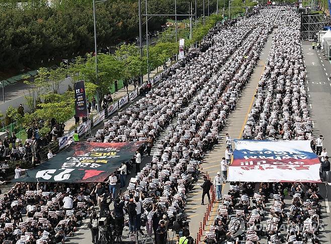 삼성전자 평택캠퍼스 앞에서 열린 투쟁 결의대회 (평택=연합뉴스) 홍기원 기자 = 23일 경기도 평택시 삼성전자 평택캠퍼스 앞에서 열린 삼성전자 노동조합 공동투쟁본부의 '투명하게 바꾸고, 상한폐지 실현하자-4/23 투쟁 결의대회'에서 조합원들이 구호를 외치고 있다. 2026.4.23 [공동취재] xanadu@yna.co.kr