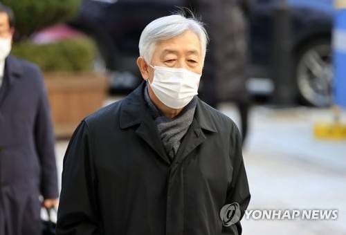 법정 향하는 최지성 전 삼성 미래전략실장 (서울=연합뉴스) 김인철 기자 = 최지성 전 삼성 미래전략실장이 30일 오후 서초동 서울고등법원에서 열리는 '국정농단' 사건 파기환송심 속행 공판에 출석하기 위해 법정으로 향하고 있다. 2020.11.30 yatoya@yna.co.kr