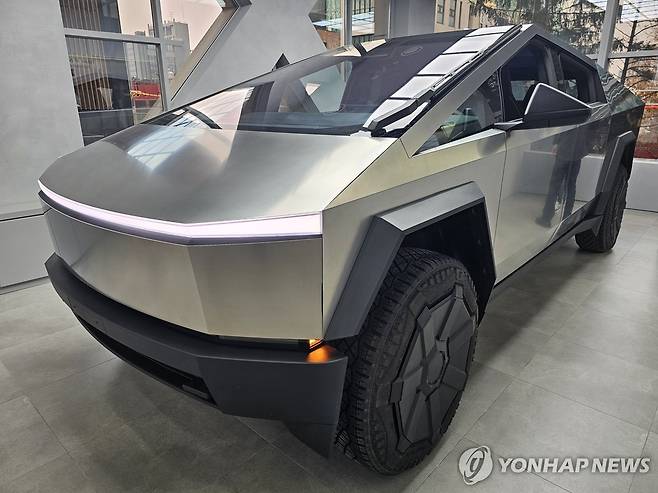 테슬라코리아 강남 전시장에 세워진 사이버트럭 [연합뉴스 자료사진]