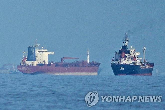 호르무즈 해협의 유조선과 화물선 [AP=연합뉴스 자료사진. 재판매 및 DB 금지] *기사와 관련이 없는 자료사진입니다.