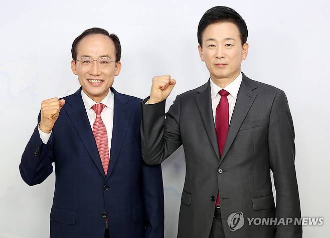 국민의힘 대구시장 경선 토론회 (대구=연합뉴스) 김현태 기자 = 19일 대구 중구 매일신문사 스튜디오에서 열린 '제9회 전국동시지방선거 국민의힘 대구광역시장 경선 비전토론회'에서 추경호(왼쪽) 후보와 유영하 후보가 토론회 시작에 앞서 기념촬영을 하고 있다. 2026.4.19 mtkht@yna.co.kr