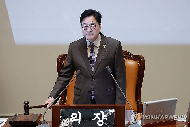 본회의 개회 선언하는 우원식 국회의장 (서울=연합뉴스) 신현우 기자 = 우원식 국회의장이 23일 국회에서 열린 4월 임시국회 7차 본회의 개회를 선언하고 있다. 2026.4.23 nowwego@yna.co.kr