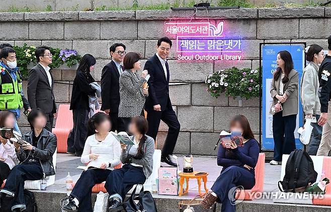 야외도서관 청계천 독서 공간 둘러보는 오세훈 시장 (서울=연합뉴스) 오세훈 서울시장이 23일 청계천변을 찾아 서울야외도서관 '책읽는 맑은냇가' 독서공간을 점검하고 있다. 2026.4.23 [서울시 제공. 재판매 및 DB 금지] photo@yna.co.kr