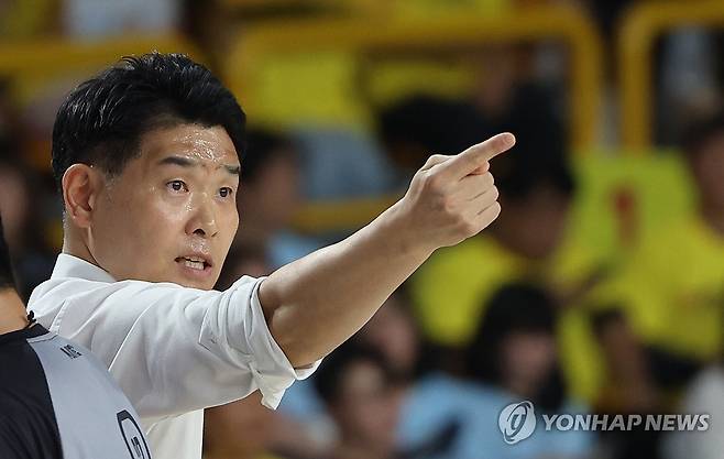 LG 세이커스 조상현 감독 (창원=연합뉴스) 김동민 기자 = 23일 경남 창원체육관에서 열린 KBL 2025-2026 LG전자 프로농구 4강 플레이오프(PO) 1차전 창원 LG 세이커스와 고양 소노 스카이거너스 경기. LG 조상현 감독이 손짓하고 있다. 2026.4.23 image@yna.co.kr