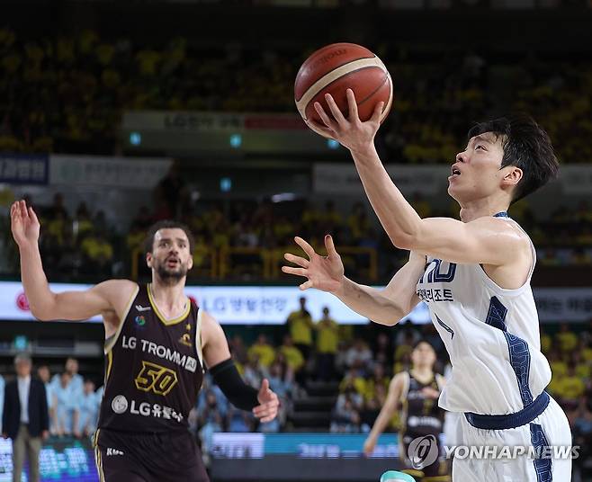 소노 이재도 '맹활약' (창원=연합뉴스) 김동민 기자 = 23일 경남 창원체육관에서 열린 KBL 2025-2026 LG전자 프로농구 4강 플레이오프(PO) 1차전 창원 LG 세이커스와 고양 소노 스카이거너스 경기. 소노 이재도가 슛하고 있다. 2026.4.23 image@yna.co.kr