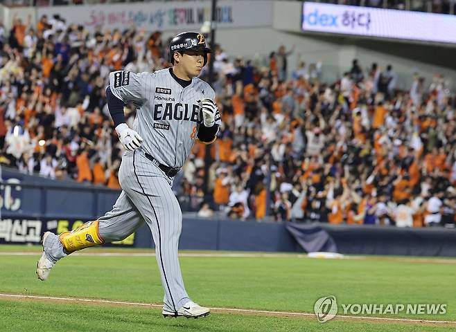 돌아온 노시환 (서울=연합뉴스) 최재구 기자 = 23일 서울 잠실야구장에서 열린 프로야구 한화-LG경기. 4회 초 원아웃 한화 노시환이 1점 홈런을 치고 베이스를 돌고 있다. 2026.4.23 jjaeck9@yna.co.kr