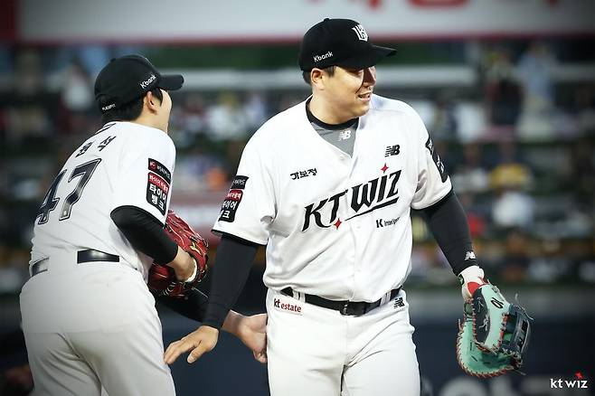 kt wiz 김현수(오른쪽) [kt wiz 제공. 재배포 및 DB 금지]