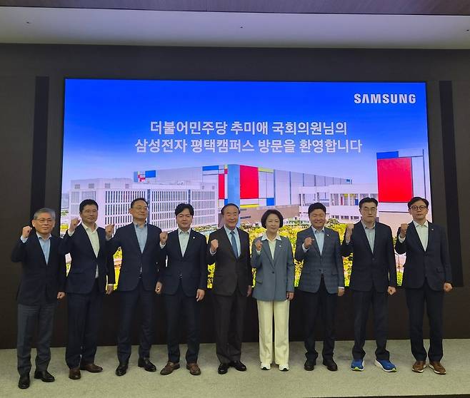 24일 삼성전자 평택캠퍼스에서 더불어민주당 추미애 경기지사 후보와 삼성전자 전영현 대표이사 부회장 등 기업 관계자들이 간담회 전 기념촬영을 하고 있다. 김기웅 기자 woong@kihoilbo.co.kr