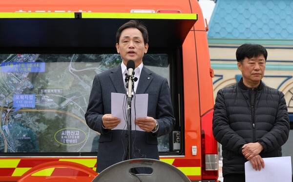 정국영(왼쪽) 대전도시공사 사장이 오월드에서 탈출한 늑대 '늑구'가 포획된 17일 대전 오월드 앞에서 사과문을 읽고 있다. 정 사장은 "혼란을 야기하고 시민께 심려를 끼쳐 죄송하다"고 밝혔다. 연합뉴스