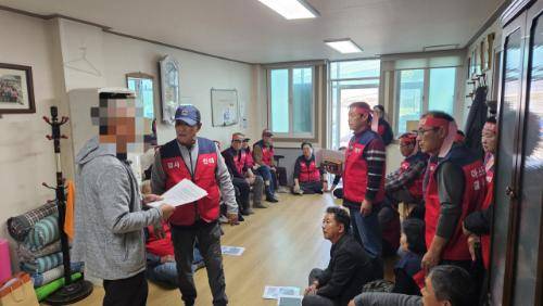 ◇지난해 11월 원주 문막읍 반계1리마을회관에서 열린 A사의 아스콘 공장 신설 주민설명회의 모습.