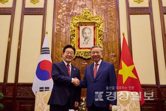 ▲ 이재명 대통령과 또 럼 베트남 공산당 서기장 겸 국가주석이 22일(현지시간) 하노이 주석궁에서 소인수 정상회담에 앞서 기념촬영을 하고 있다. 연합뉴스