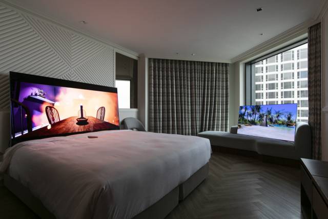 일본계 미국인 그레그 이토 영상 작품으로 꾸민 ‘아티비스트’ 부스 객실. 김은영 기자 key66@