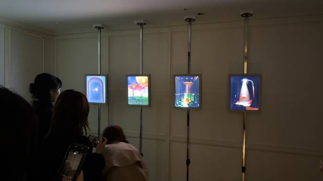 네덜란드 암스테르담을 기반으로 한 조질다 다 콘세이상 갤러리가 선보인 퀸투스 글레럼 작가의 '키키의 작은 놀라운 세계들'(Kiki’s Wonderful Little Worlds), 디스플레이 설치, 7분, 2026. 김은영 기자 key66@