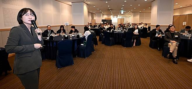 제15기 무등 CEO 아카데미가 22일 광주 서구 치평동 홀리데이인 광주호텔 컨벤션홀에서 열렸다. 한다혜 박사가 “2026 소비트렌드와 기업 시사점” 주제강연을 펼치고 있다. 양광삼기자 ygs02@mdilbo.com