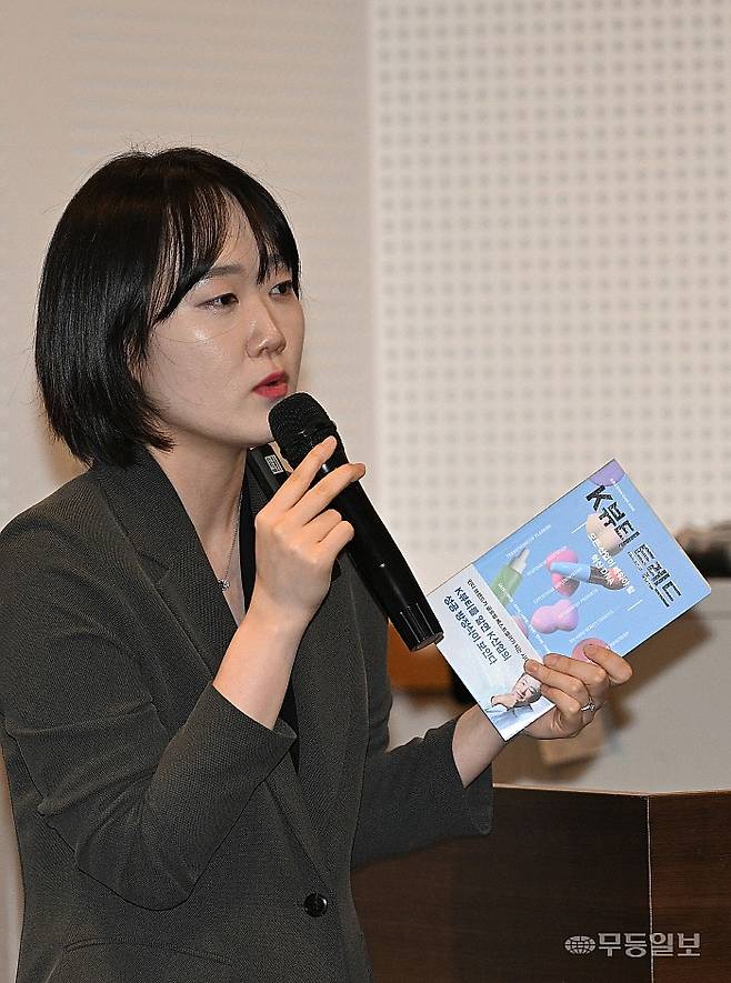 제15기 무등 CEO 아카데미가 22일 광주 서구 치평동 홀리데이인 광주호텔 컨벤션홀에서 열렸다. 한다혜 박사가 “2026 소비트렌드와 기업 시사점” 주제강연을 펼치고 있다. 양광삼기자 ygs02@mdilbo.com