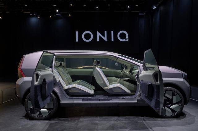 2026 베이징 국제 모터쇼 현대차 부스에 전시된 아이오닉 V, 어스 콘셉트 이미지[사진=현대차그룹]