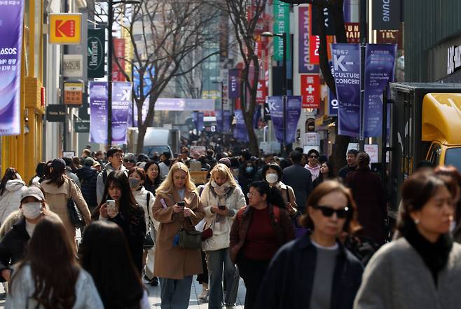 방탄소년단(BTS) 컴백 광화문 공연을 하루 앞둔 20일 서울 중구 명동거리가 시민들과 관광객으로 북적이고 있다. 고이란 기자 photoeran@(이투데이DB)