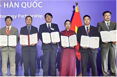 23일 대우건설은 하노이 JW메리어트호텔에 마련된 한-베 MOU체결식에서 사이공텔과 ‘베트남 데이터센터 사업 공동참여를 위한 업무협약을 체결했다. 사진 가운데 왼쪽 한승 대우건설 글로벌인프라본부장과 가운데 오른쪽 응우옌 캄 푸어 사이공텔 CEO. (대우건설 제공)