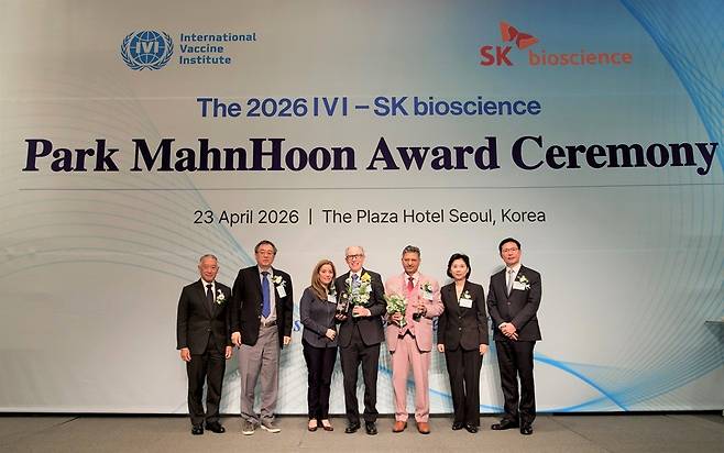 '2026 국제백신연구소(IVI)–SK바이오사이언스 박만훈상' 시상식에서 주요 참석자들이 기념 촬영을 하고 있다. [사진=SK바이오사이언스]
