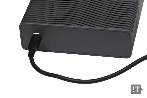 제품에 마련된 케이블 연결 단자는 단 한 개다. / 권용만 기자